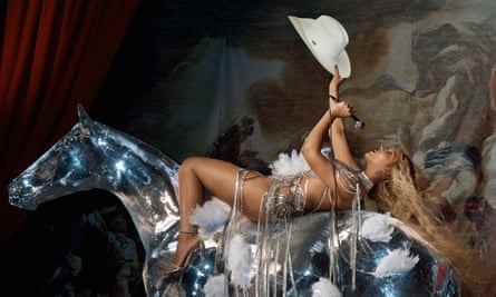 Beyoncé singt, während sie auf dem Rücken eines Kristallpferdes liegt