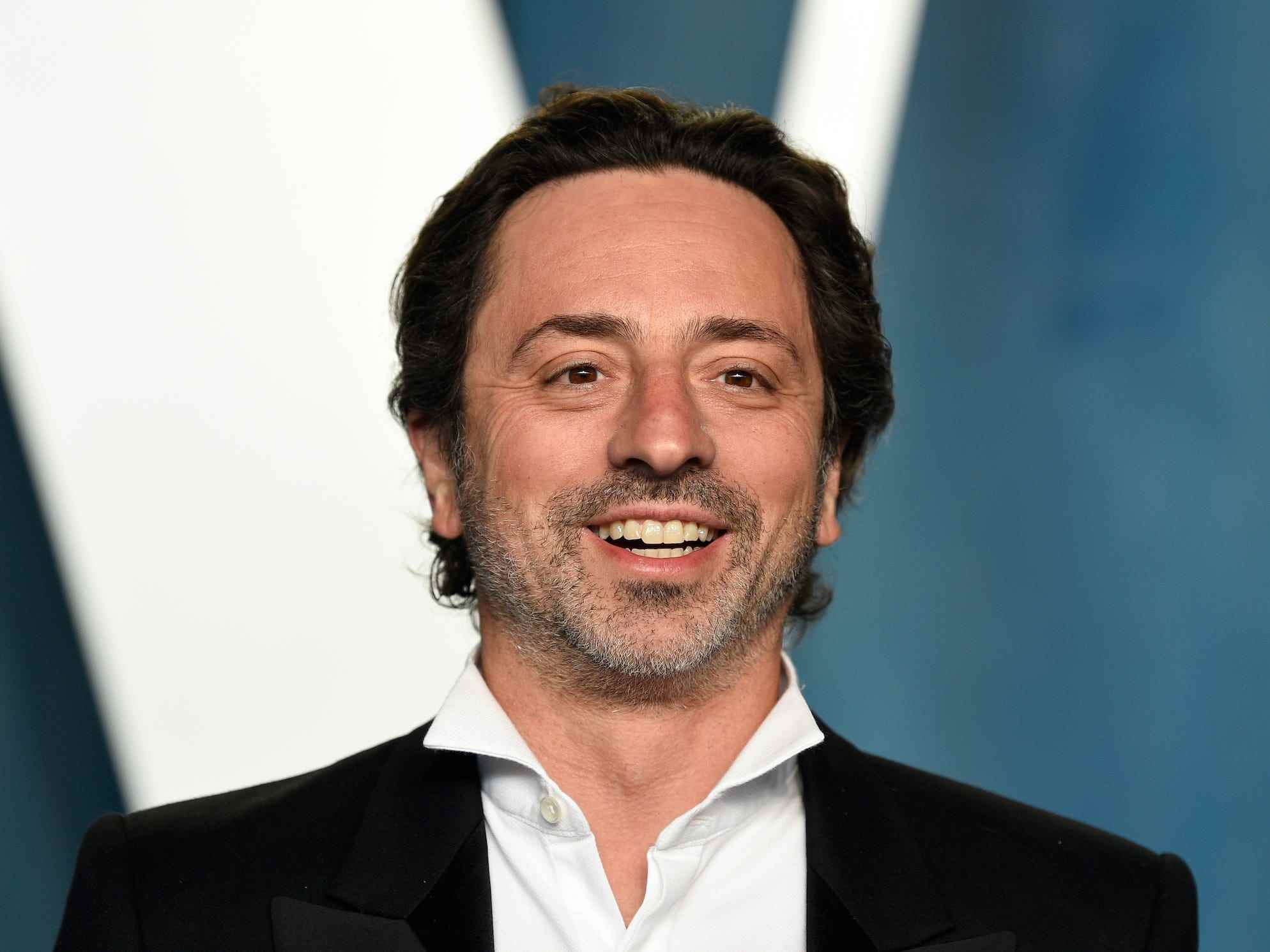 Nahaufnahme von Sergey Brin, der nach der Oscar-Verleihung auf dem roten Teppich lächelt