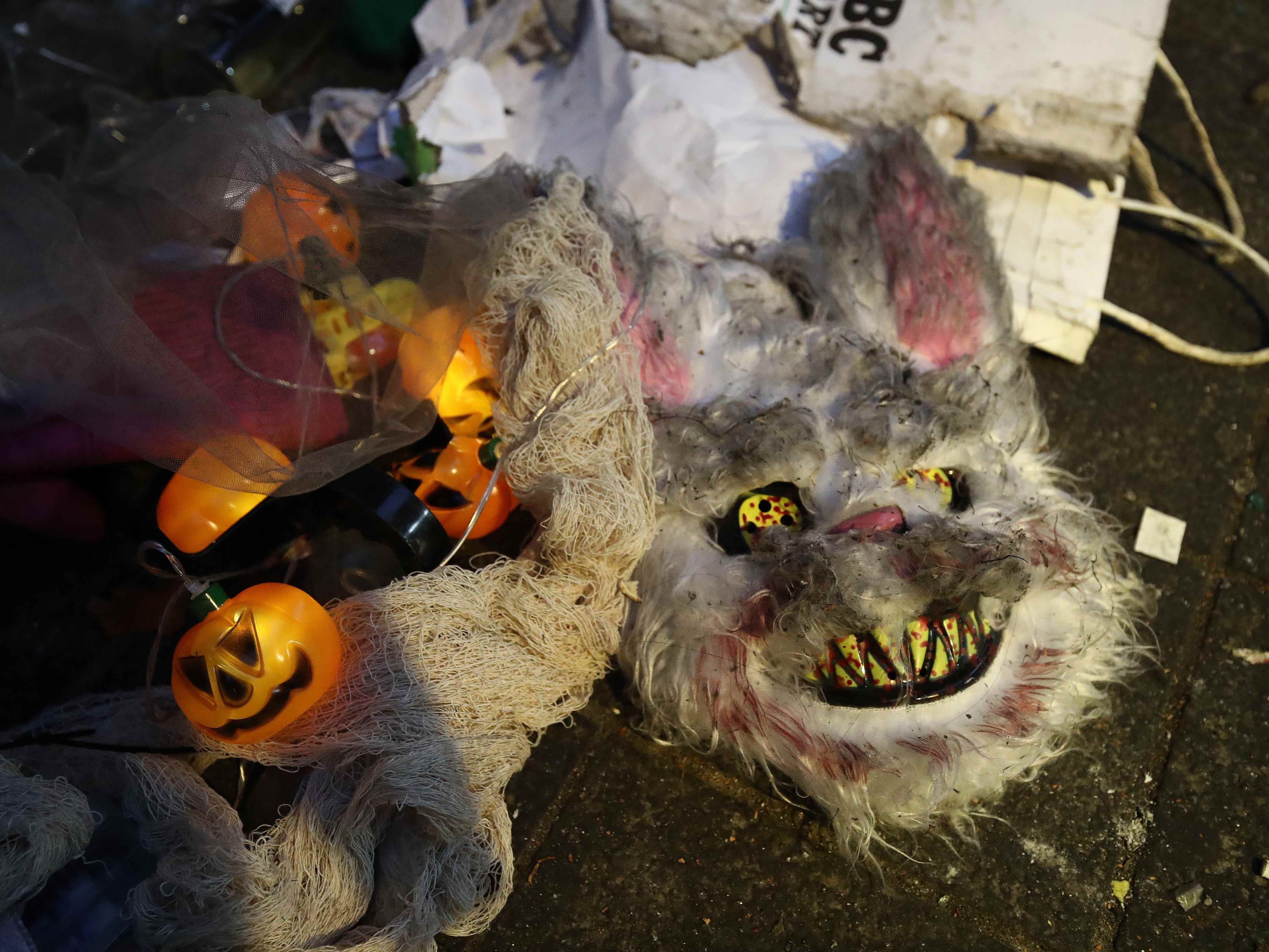 Die Habseligkeiten der Opfer werden am Schauplatz eines tödlichen Ansturms während eines Halloween-Festivals am 30. Oktober 2022 in Seoul, Südkorea, gesehen.
