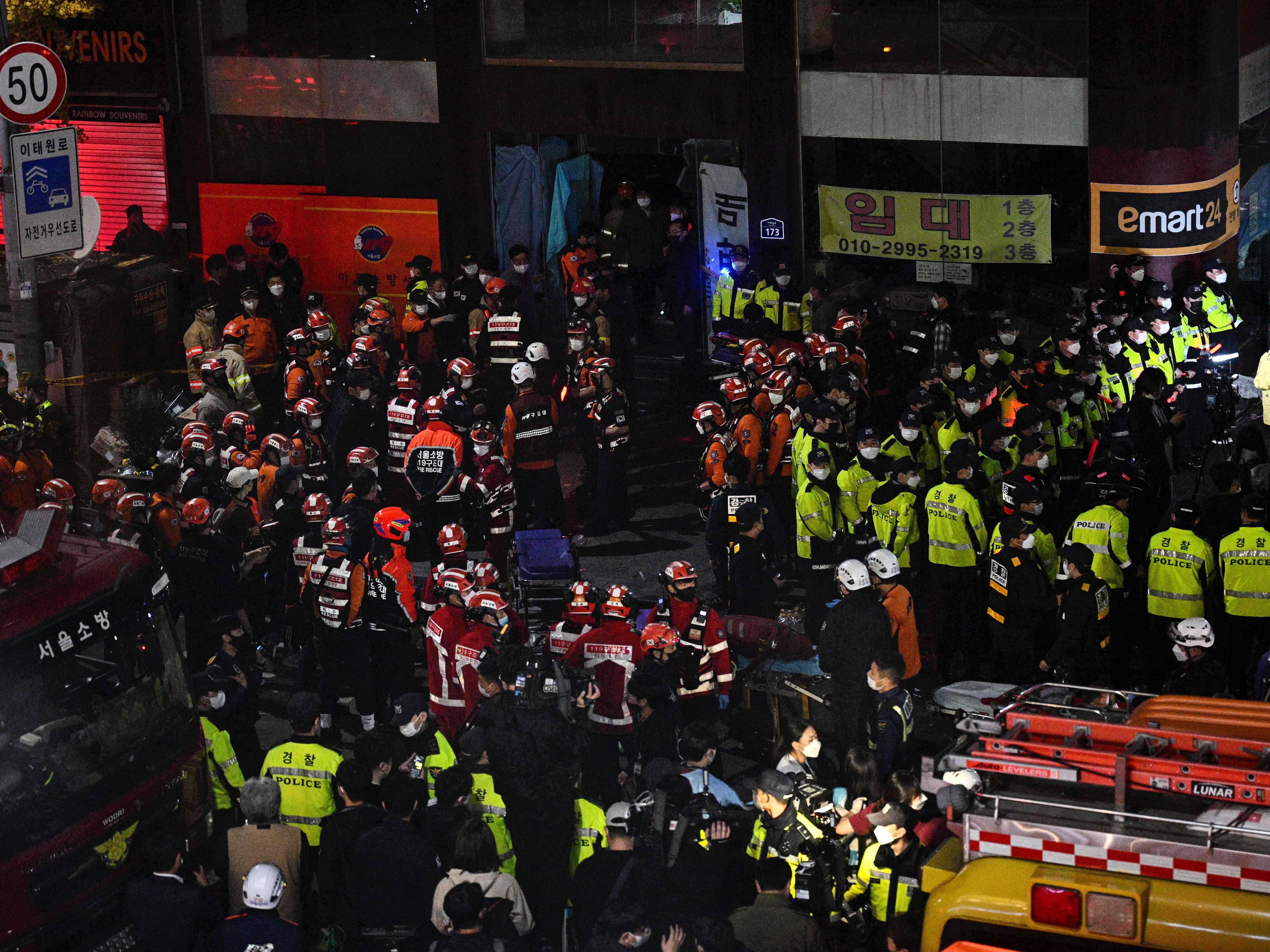 Rettungskräfte und Polizei versammeln sich am 30. Oktober 2022 im Distrikt Itaewon in Seoul, nachdem an Halloween mindestens 120 Menschen ums Leben gekommen waren.