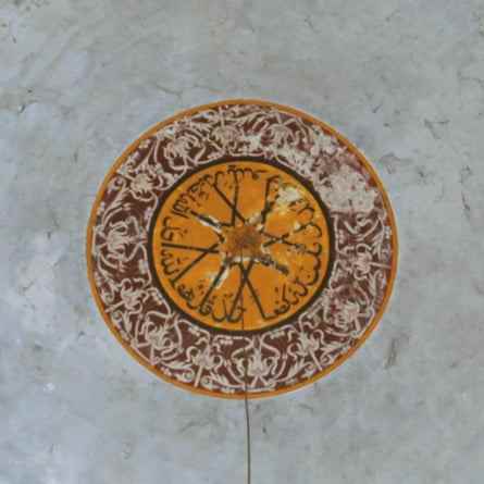 Kalligraphie gemalt auf der Innenseite der zentralen Kuppel der Shamsi Jama Masjid. 
