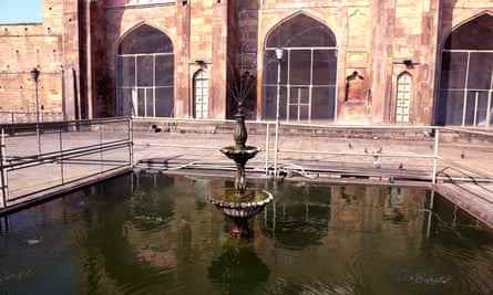 Ein Brunnen im Innenhof der Dharhara-Moschee in Varanasi. 