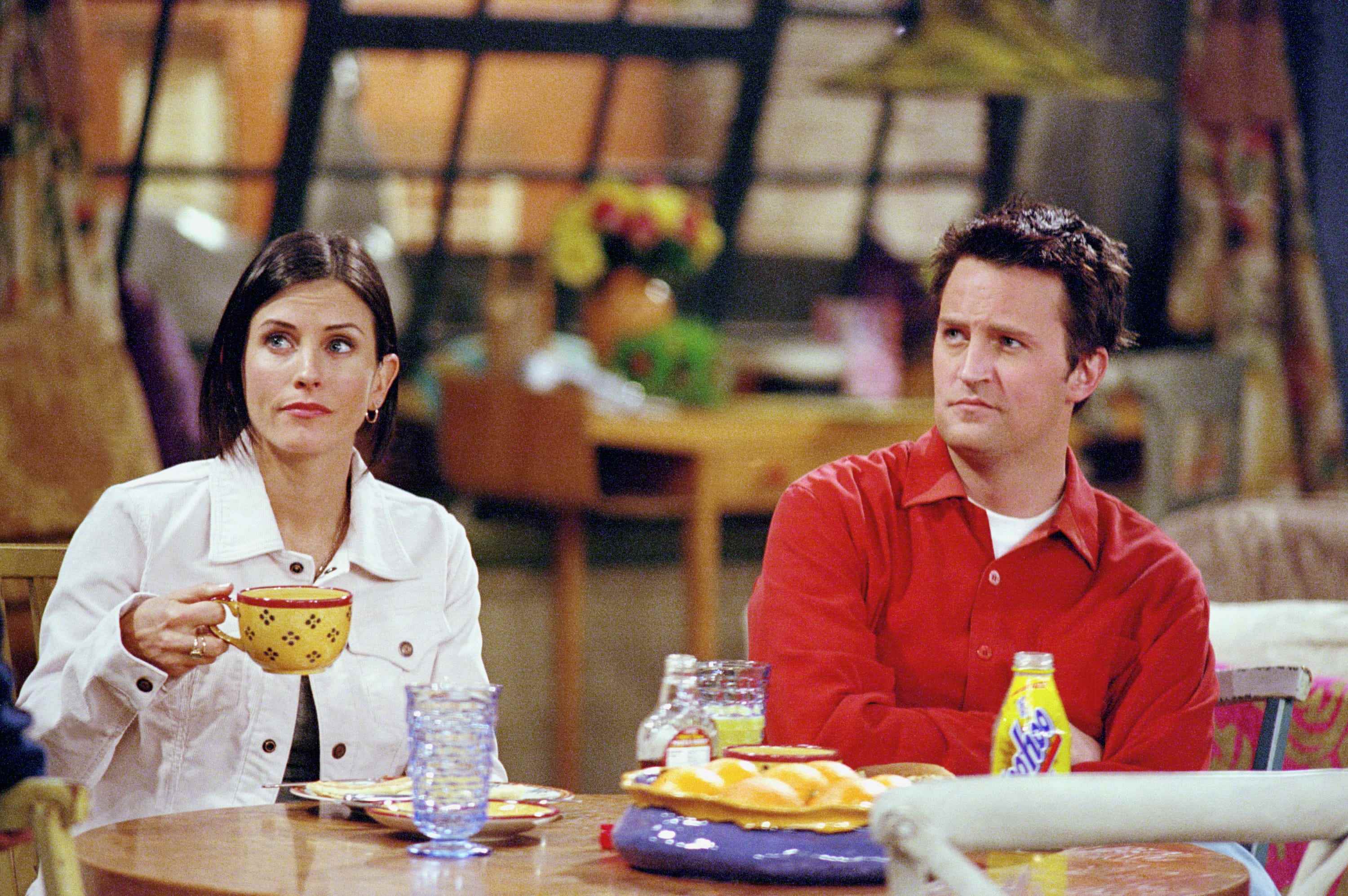 Courteney Cox als Monica Geller und Matthew Perry als Chandler Bing am Set von „Friends“.