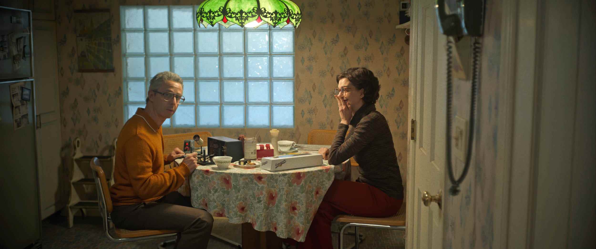 Jeremy Strong und Anny Hathaway sitzen an einem Küchentisch