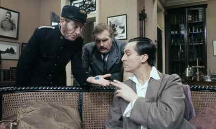 David Burke (Mitte) als Watson in Die Abenteuer von Sherlock Holmes, mit Frank Mills und Jeremy Brett.