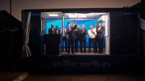 Netanjahu spricht diesen Monat während einer Wahlkampfveranstaltung in einem umgebauten Lastwagen zu Unterstützern.