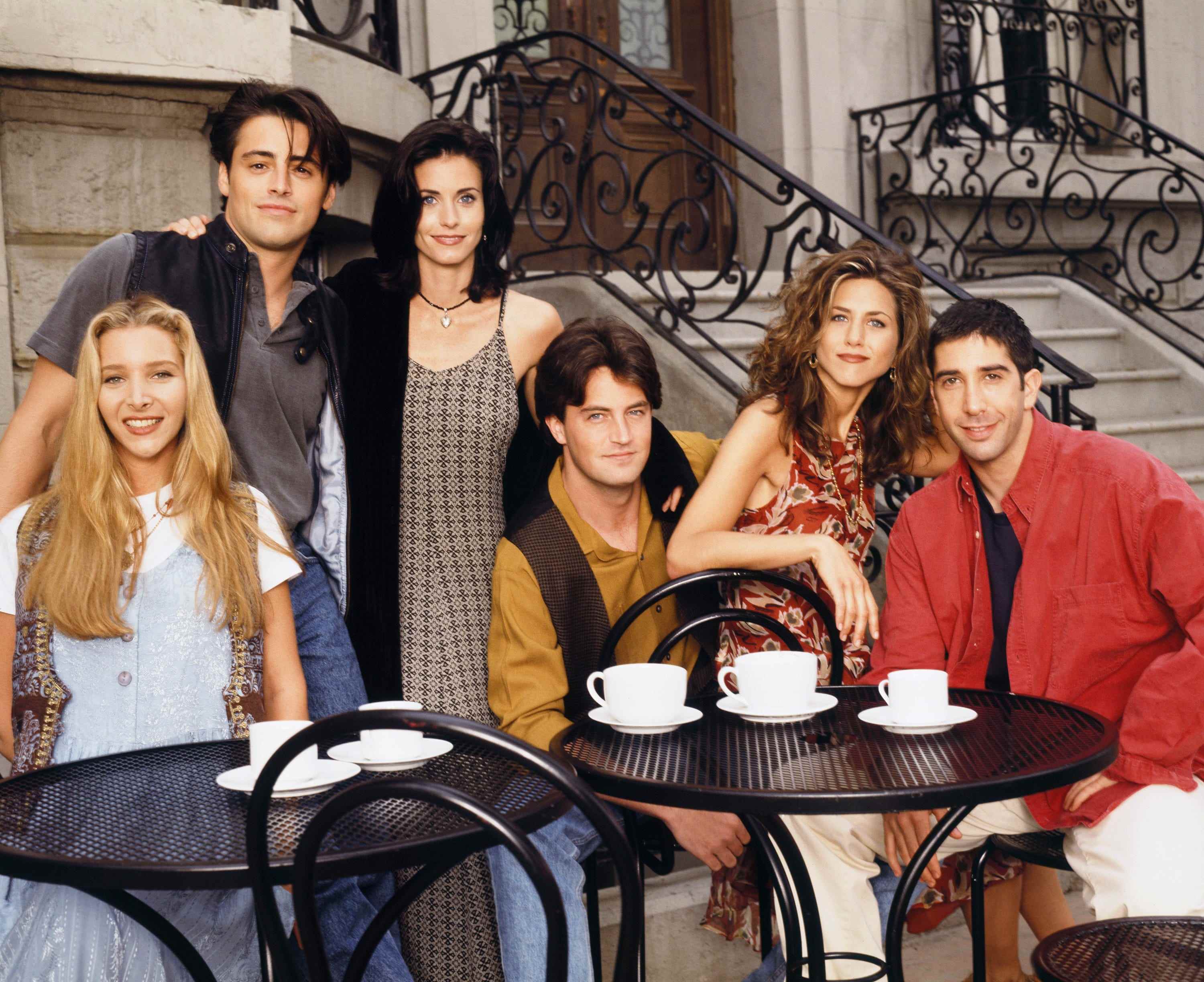 Die Darsteller von „Friends“ (Lisa Kudrow, Matt LeBlanc, Courteney Cox, Matthew Perry, Jennifer Aniston und David Schwimmer) posieren 1994 am Set für ein Foto.