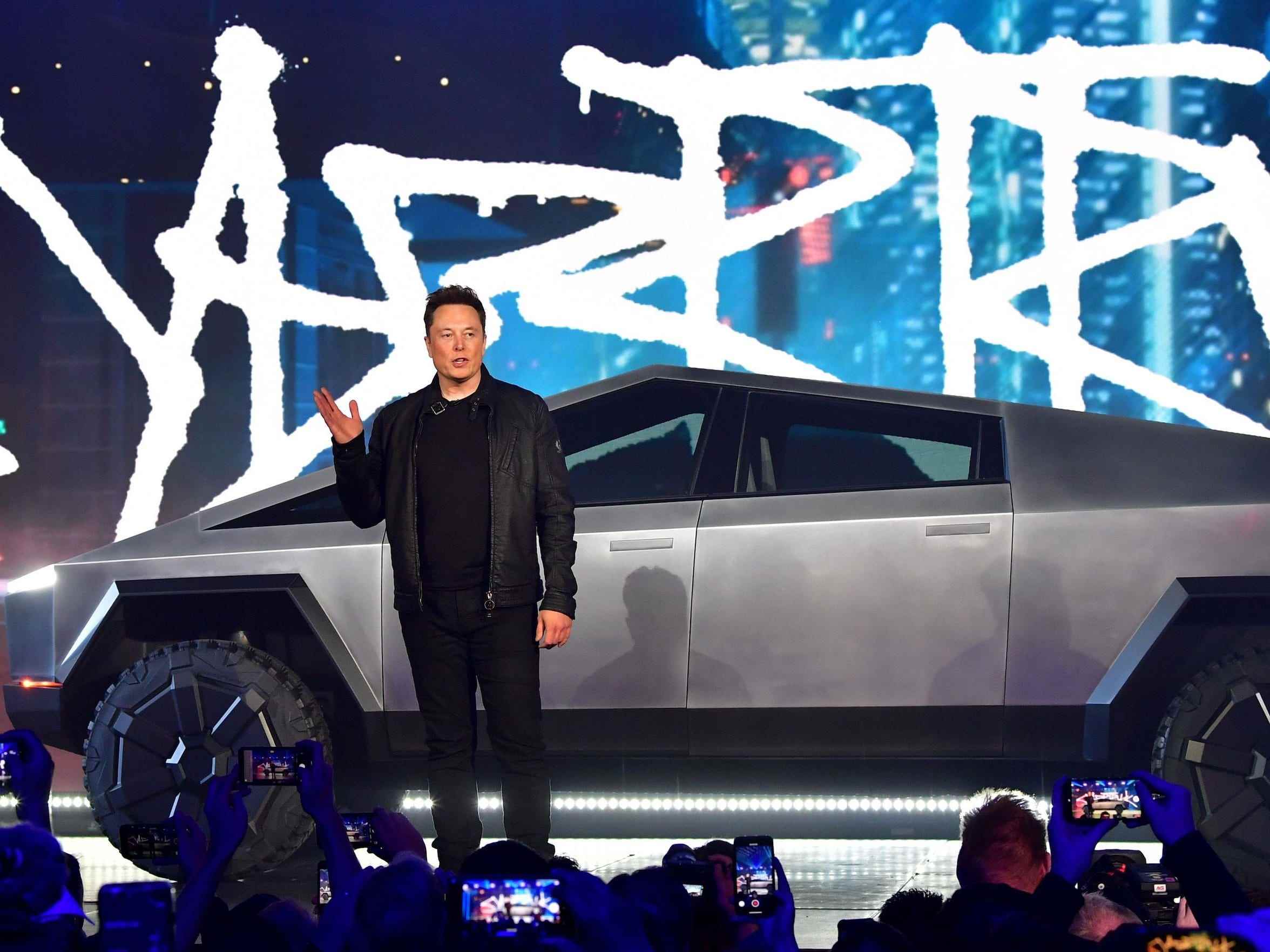 Tesla-Chef Elon Musk steht vor dem Cybertruck des Unternehmens.
