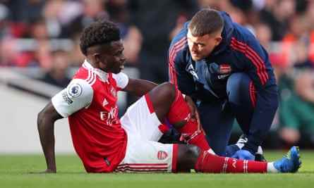 Bukayo Saka von Arsenal wird behandelt, bevor er in der ersten Halbzeit ausgewechselt wird