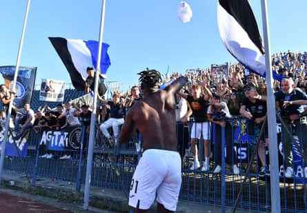 Atalantas Duvan Zapata feiert mit den Fans nach dem 2:0-Sieg bei Empoli.