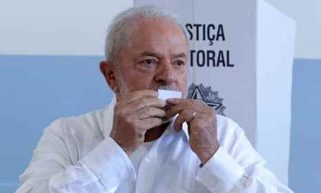 Der linke Kandidat Luiz Inácio Lula Da Silva von der Arbeiterpartei (PT) gibt seine Stimme am 3. Oktober 2022 in der Escola Estadual Firmino Correia De Araújo in Sao Bernardo do Campo, Brasilien, ab.