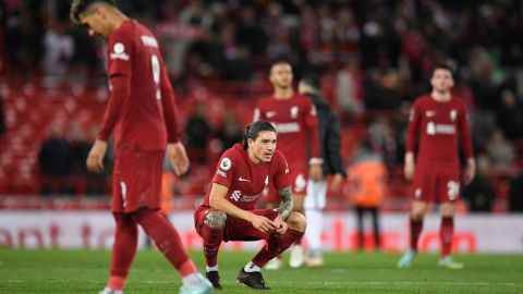 Liverpools uruguayischer Stürmer Darwin Nunez schaut nach dem Schlusspfiff zu.
