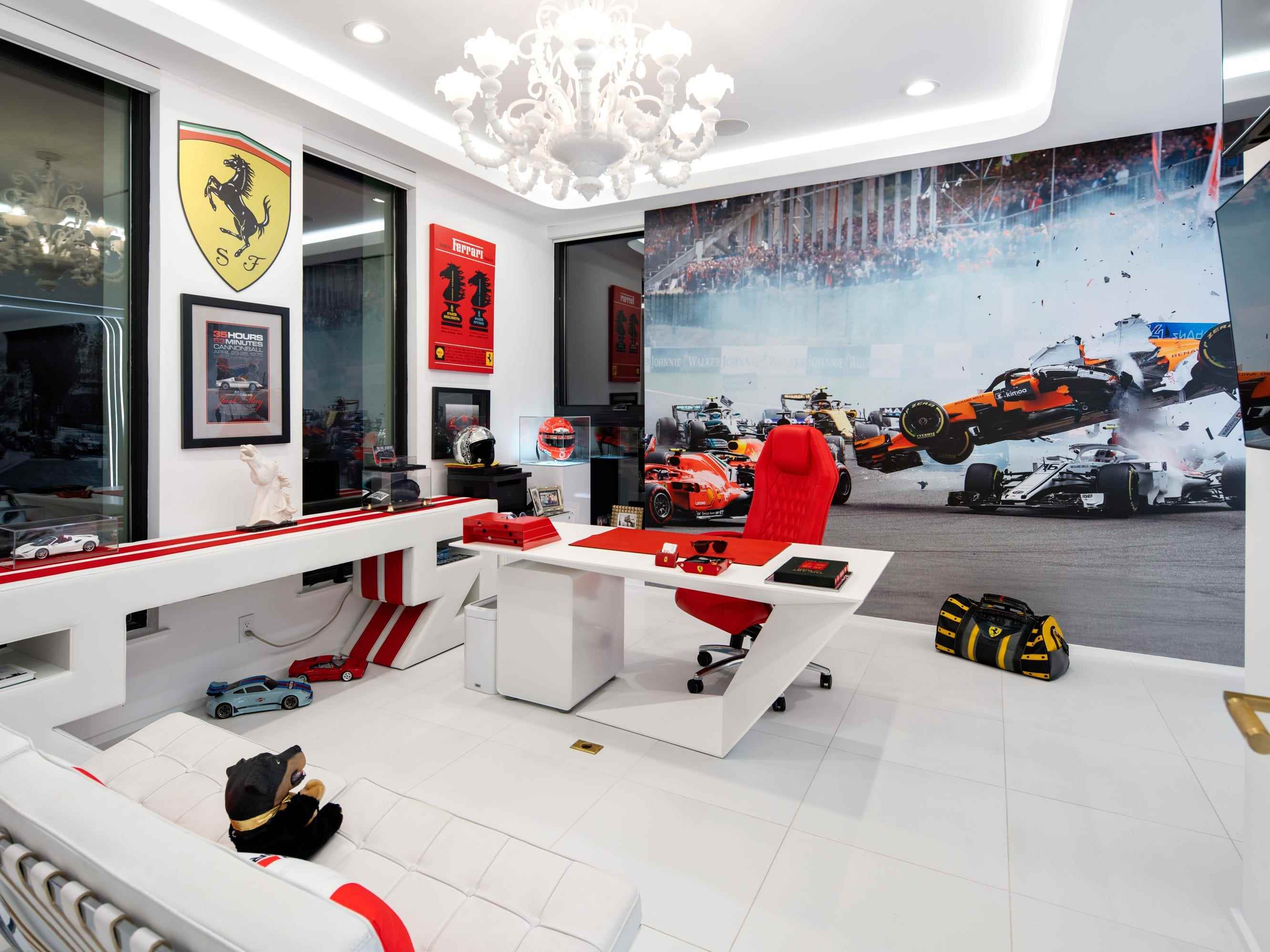 Das Büro im Ferrari-Stil.