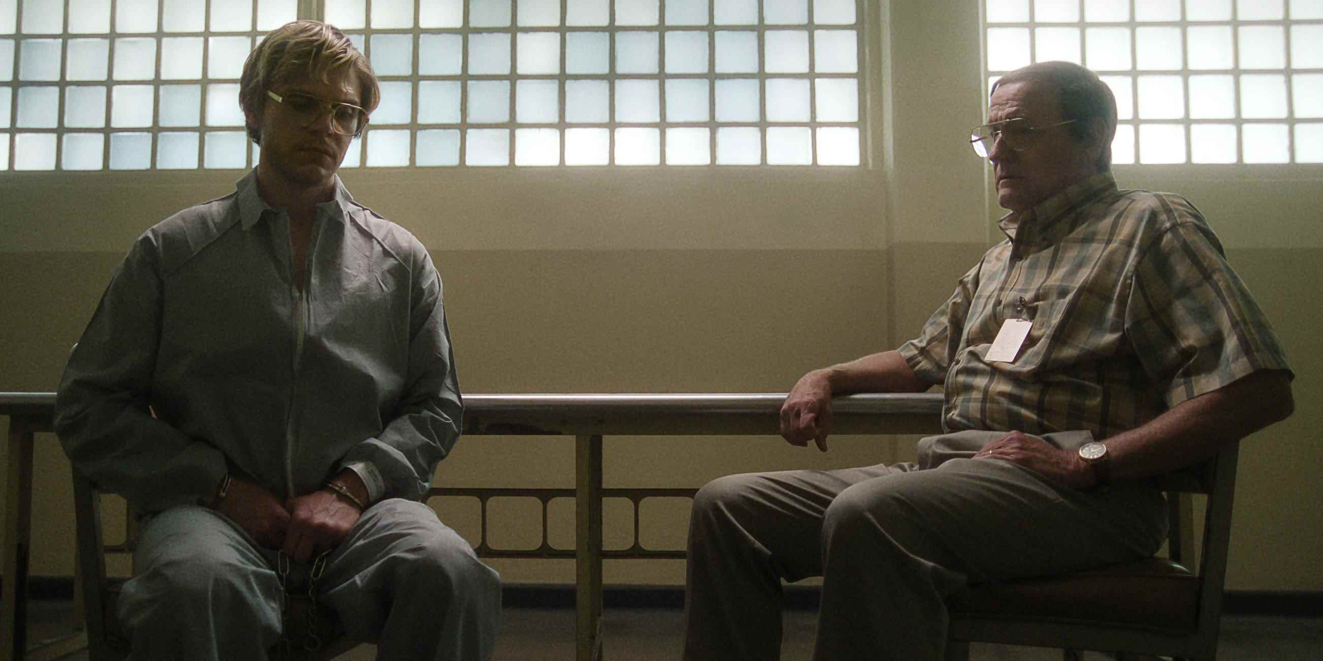 Evan Peters und Richard Jenkins als Jeffrey und Lionel Dahmer in der Netflix-Serie.
