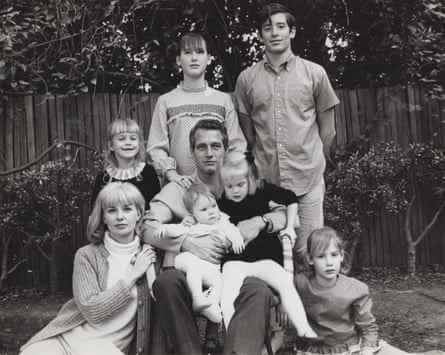 „Es war wirklich wunderbar, mit ihm zusammen zu sein“ … Newman-Woodwards 1965: obere Reihe, von links nach rechts, Nell, Susan, Scott;  untere Reihe, von links nach rechts, Woodward, Paul, Clea, Lissy und Stephanie.