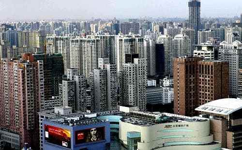 Typisch asiatisches Stadtgebiet mit sehr großen Mehrfamilienhäusern