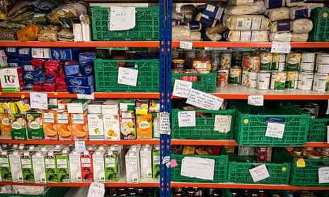 Gespendete Lebensmittel auf n Regalen in einer Tafel in Bristol.  Lebensmittelbanken gehen die Spenden aus, da die Nachfrage steigt.