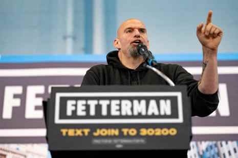 John Fetterman spricht während einer Kundgebung in Philadelphia, Pennsylvania.
