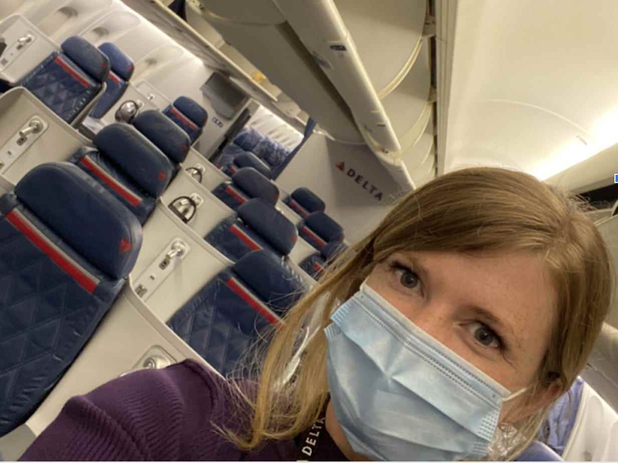 Die ehemalige Flugbegleiterin von Delta Airlines, Sarah Guerra, in einem leeren Flugzeug