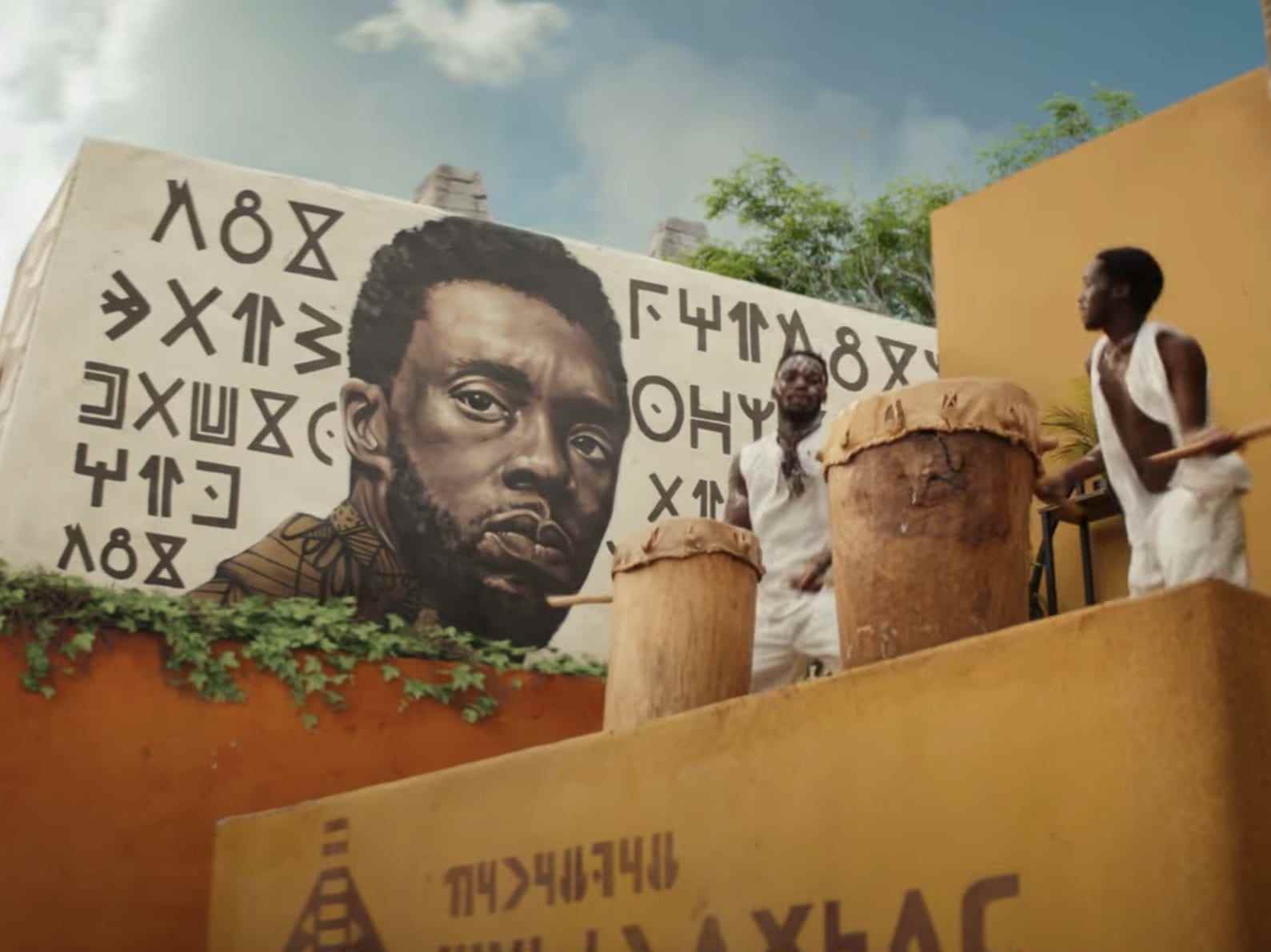 Ein Wandbild von T’Challa im ersten Teaser-Trailer zu „Black Panther: Wakanda Forever“.