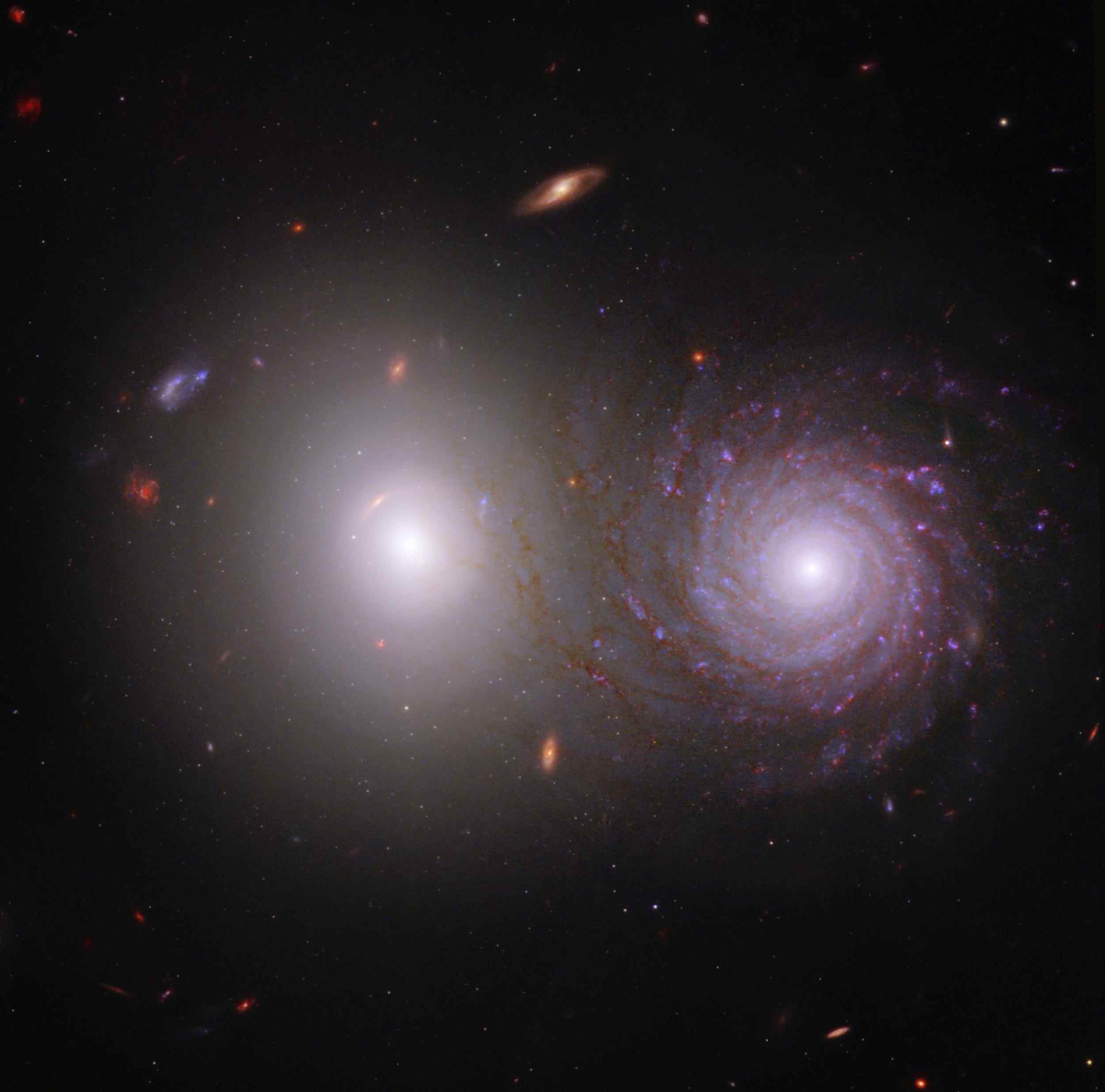 Dieses Bild des Galaxienpaars VV 191 enthält Nahinfrarotlicht von Webb sowie ultraviolettes und sichtbares Licht von Hubble.