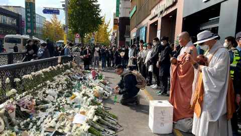 Trauernde gedenken der Opfer der tödlichen Halloween-Menschenflut in Seoul am 31. Oktober 2022. 