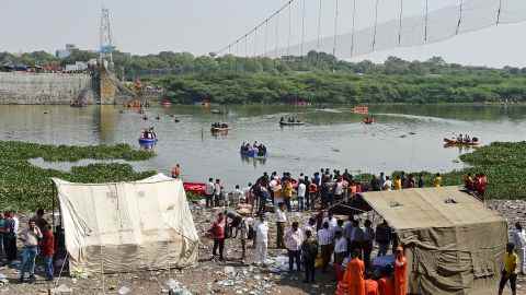 Rettungskräfte führen Suchaktionen durch, nachdem am 31. Oktober 2022 in Morbi im indischen Bundesstaat Gujarat eine Brücke über den Fluss Machchhu eingestürzt ist. 