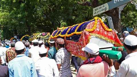 Trauernde nehmen an einem Trauerzug teil, während sie die Särge von Opfern tragen, die starben, nachdem am 31. Oktober 2022 in Morbi im indischen Bundesstaat Gujarat eine Brücke über den Fluss Machchhu eingestürzt war. 