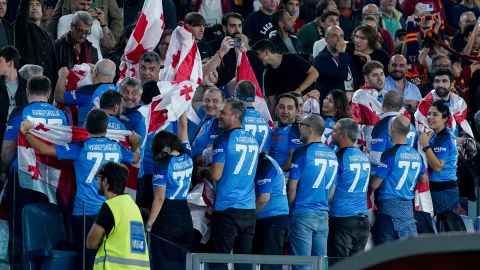 Fans feiern Kvaratskhelia während des Serie-A-Spiels zwischen Roma und Napoli am 23. Oktober im Stadio Olimpico.