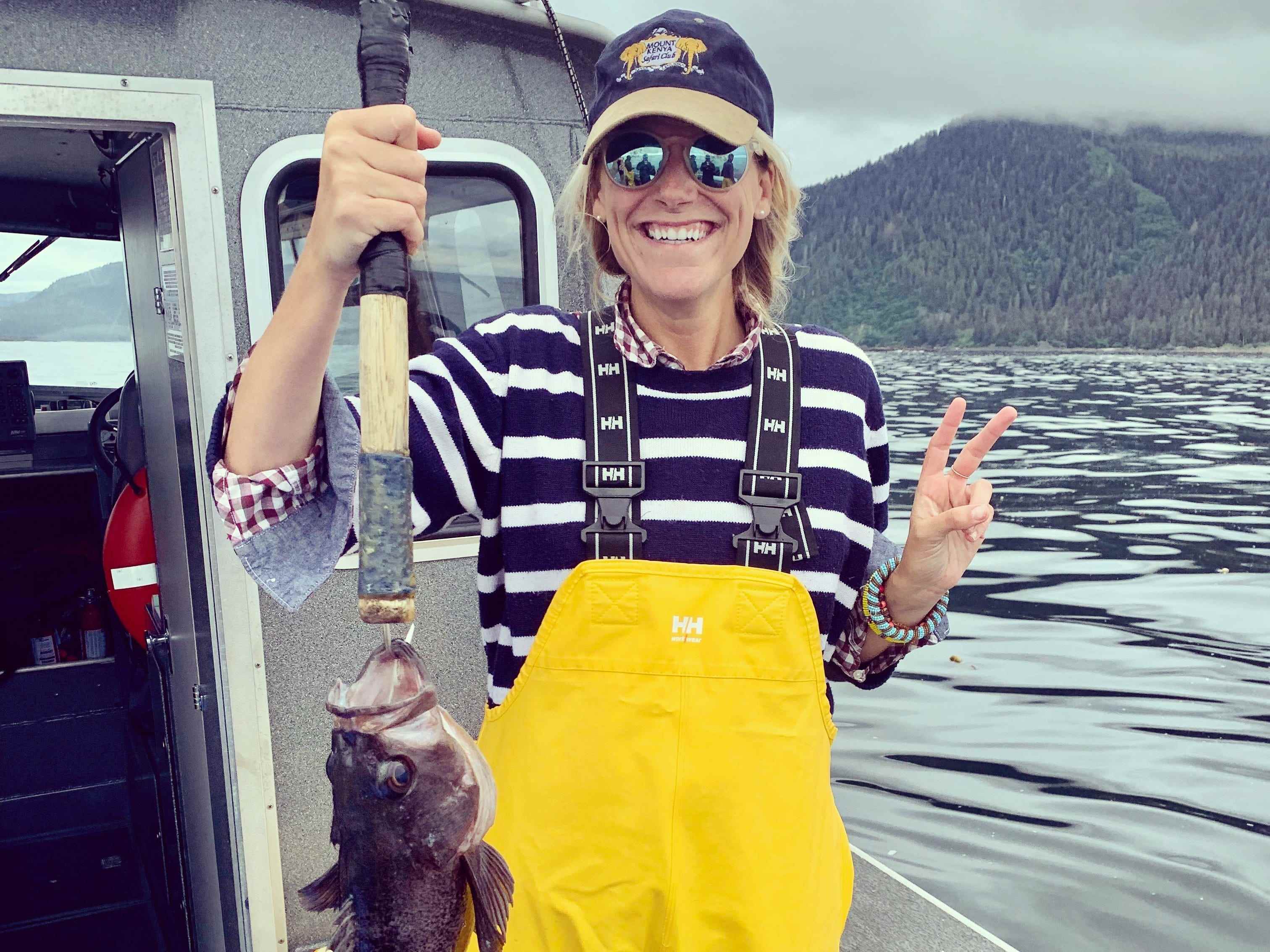 Alaska – Die Autorin posiert mit ihrem Fang in der Inside Passage von Alaska