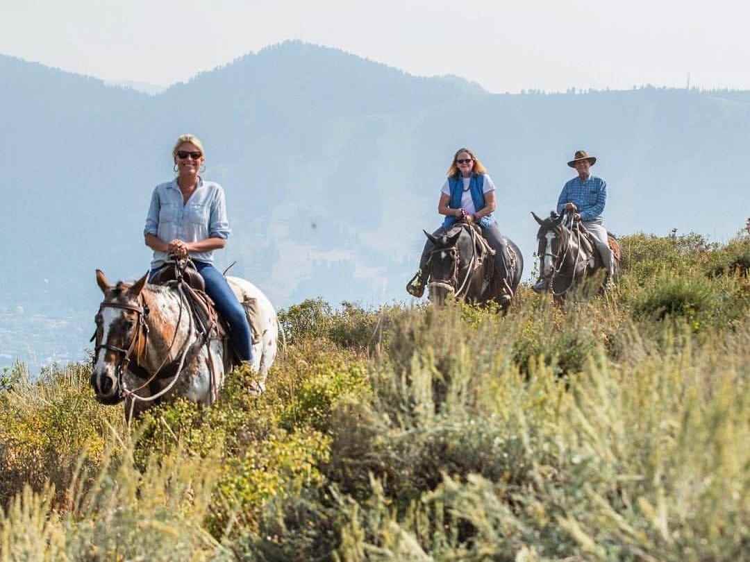 Wyoming - Die Autorin führt ihre Eltern auf ein.  Ausritt auf der Spring Creek Ranch in Jackson Hole, Wyoming