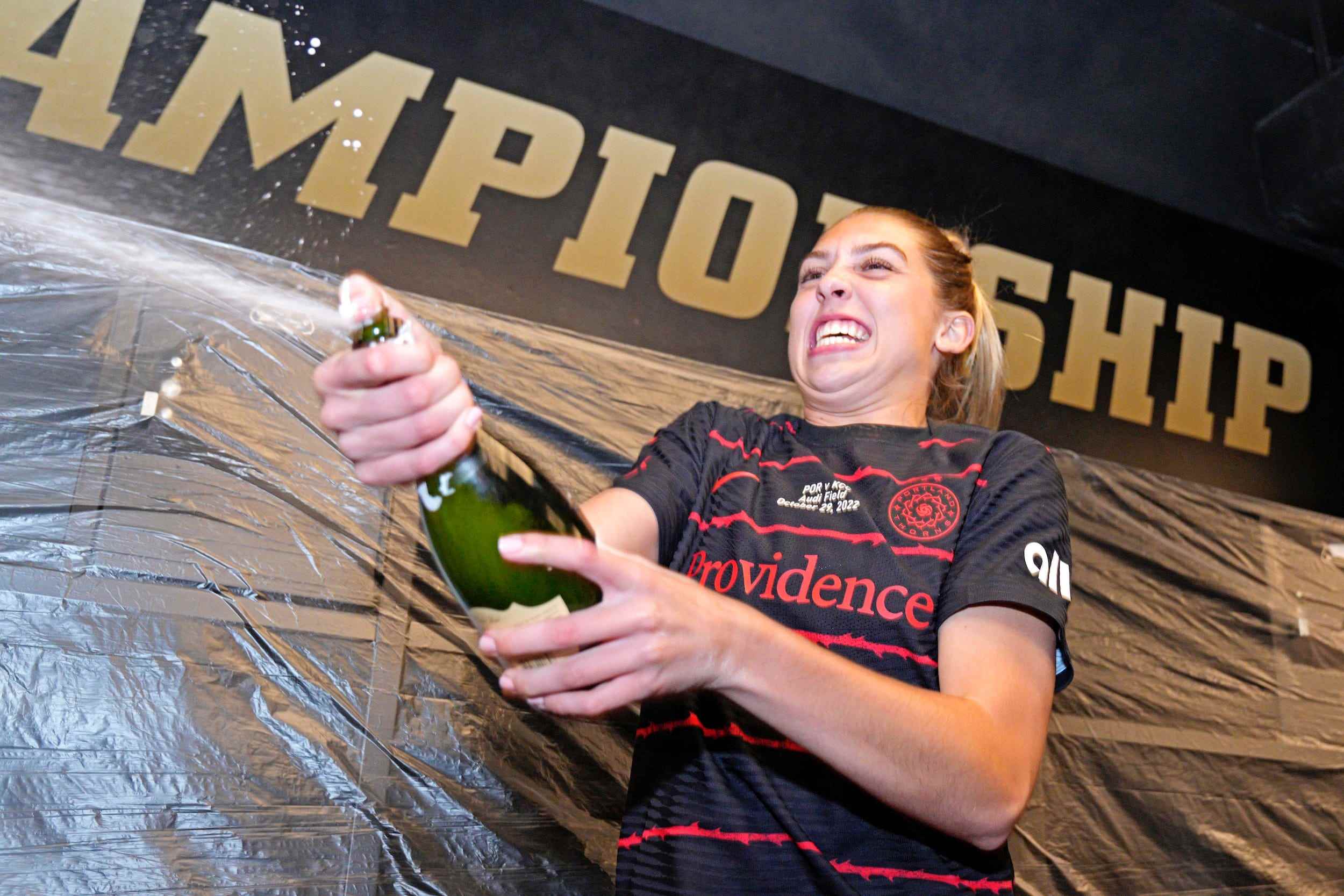 Ein Spieler der Portland Thorns versprüht Champagner.