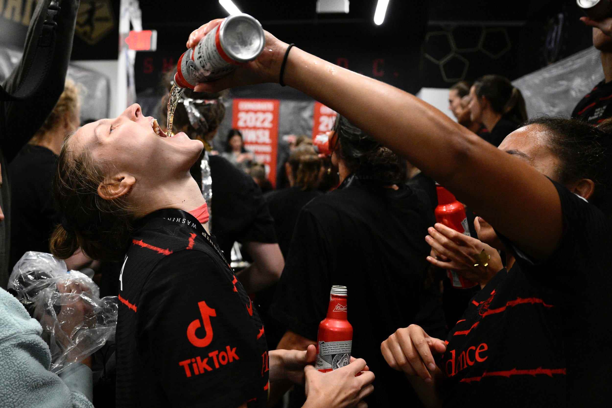 Die Spieler von Portland Thorns trinken nach ihrem Meisterschaftssieg verantwortungsbewusst.