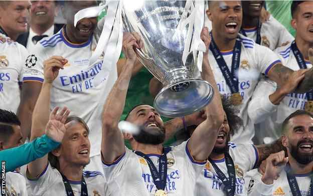 Karim Benzema holt 2022 den Champions-League-Pokal