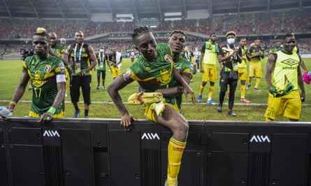 Amadou Haidara klettert über ein Brett am Spielfeldrand, nachdem Mali sich im Januar in Kamerun den ersten Platz in seiner Gruppe beim Afrikanischen Nationen-Pokal gesichert hatte.