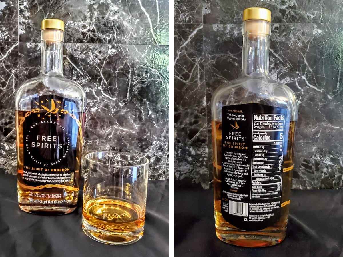 Eine Flasche Free Spirits The Spirit of Bourbon wird neben einem Glas des alkoholfreien Whiskys ausgestellt, und die Zutaten sind auf der Rückseite der Flasche angegeben.