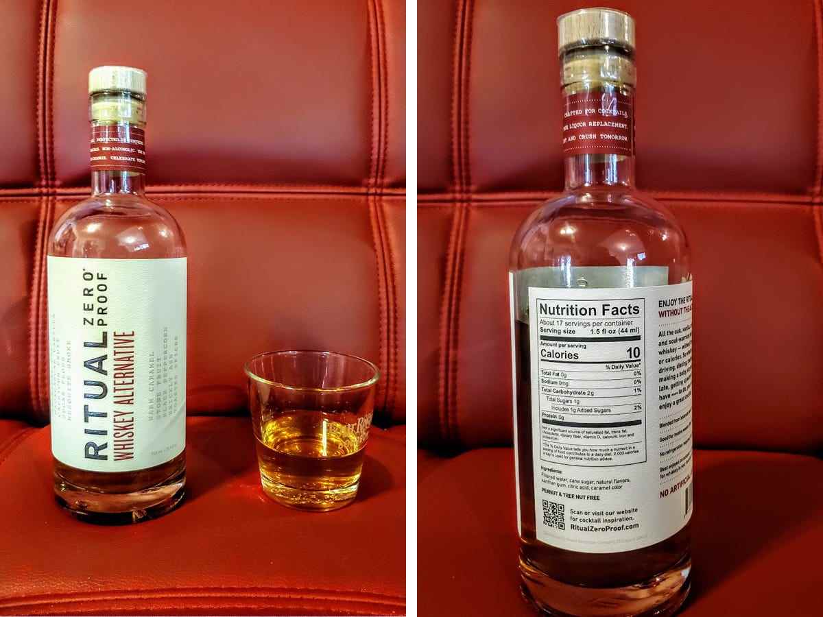 Eine Flasche Ritual Whisky Alternative wird neben einem Glas des alkoholfreien Whiskys ausgestellt, und die Nährwertangaben sind auf der Rückseite der Flasche angegeben.