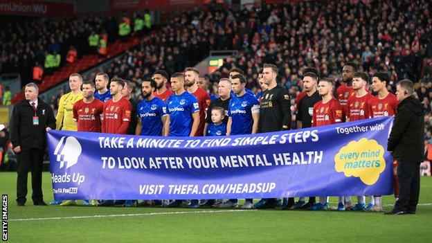 Liverpool- und Everton-Spieler posieren gemeinsam zur Unterstützung der FA-Kampagne Heads Up für psychische Gesundheit