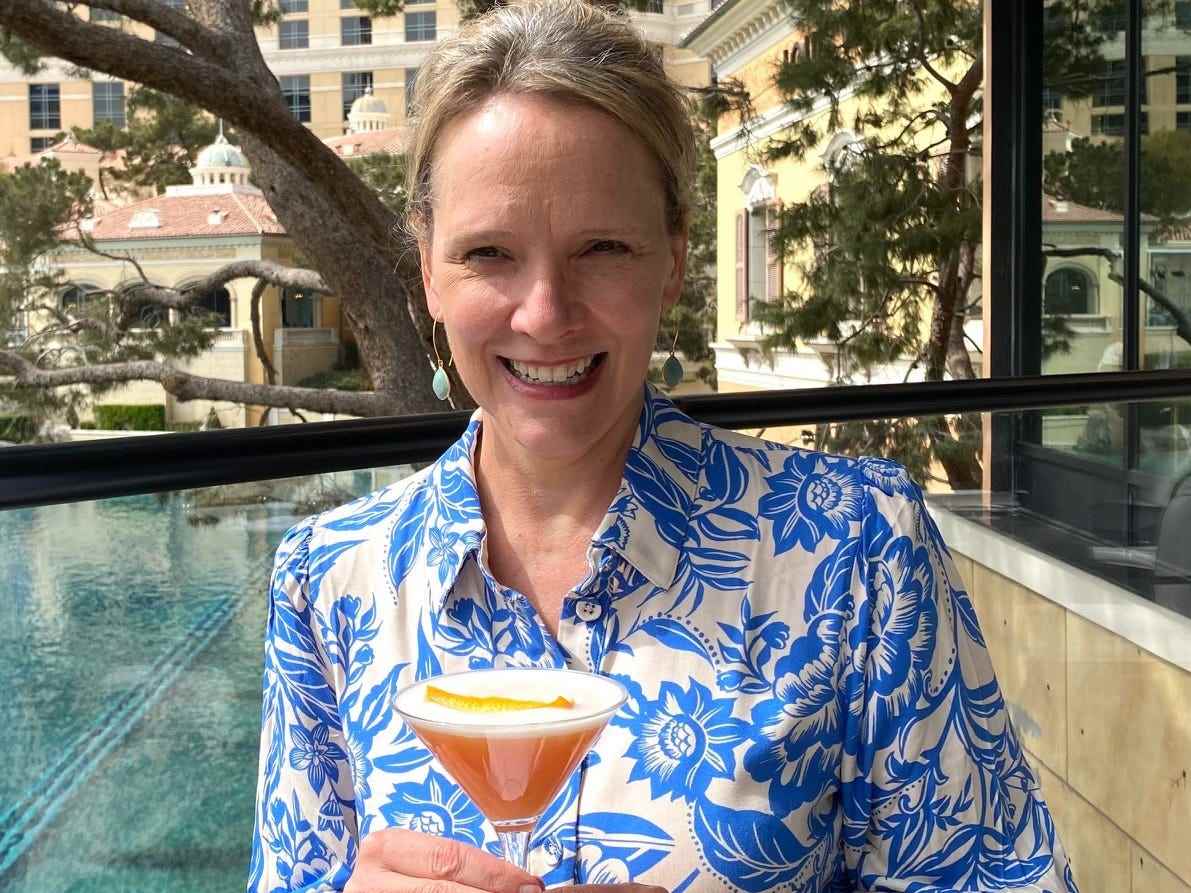 Wendy Lee hält einen Cocktail