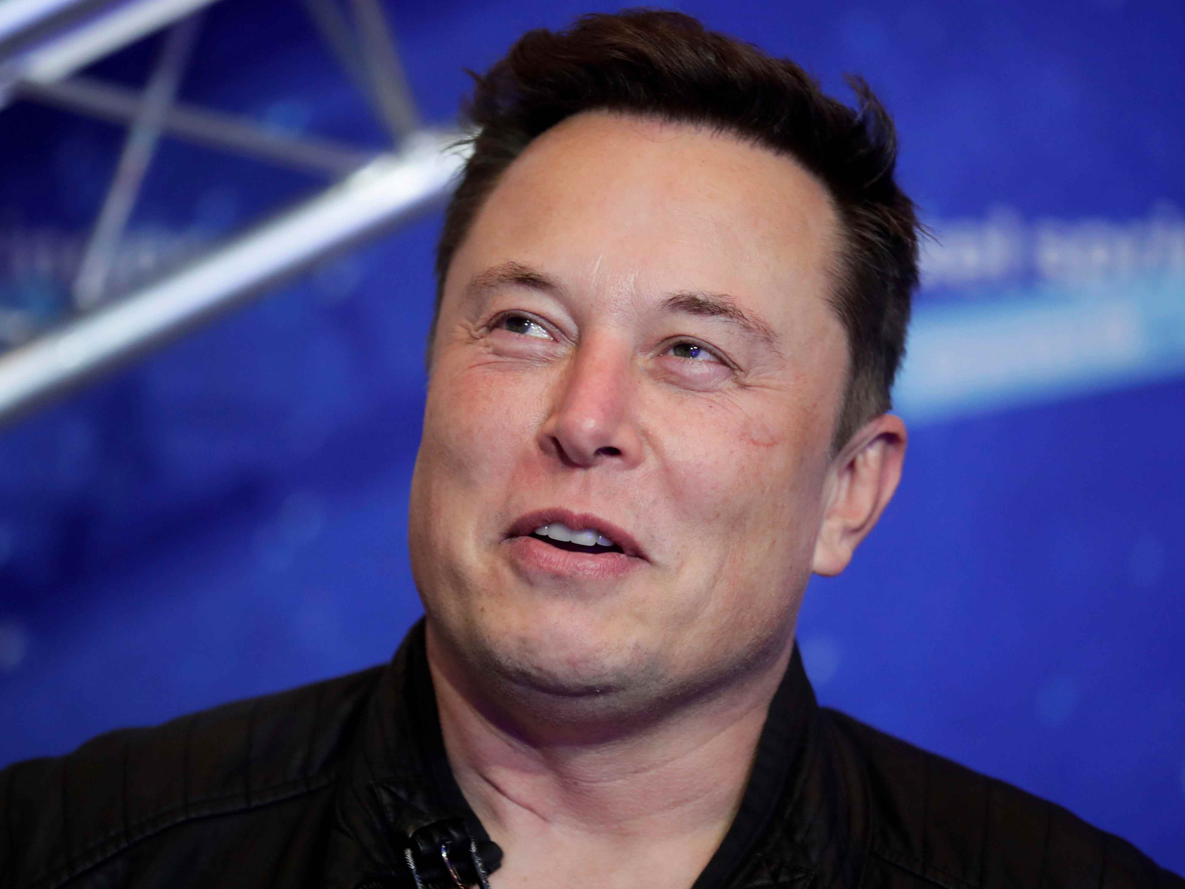 Elon Musk, CEO von Tesla und SpaceX, trifft am 1. Dezember 2020 auf dem roten Teppich zum Axel-Springer-Medienpreis in Berlin ein.