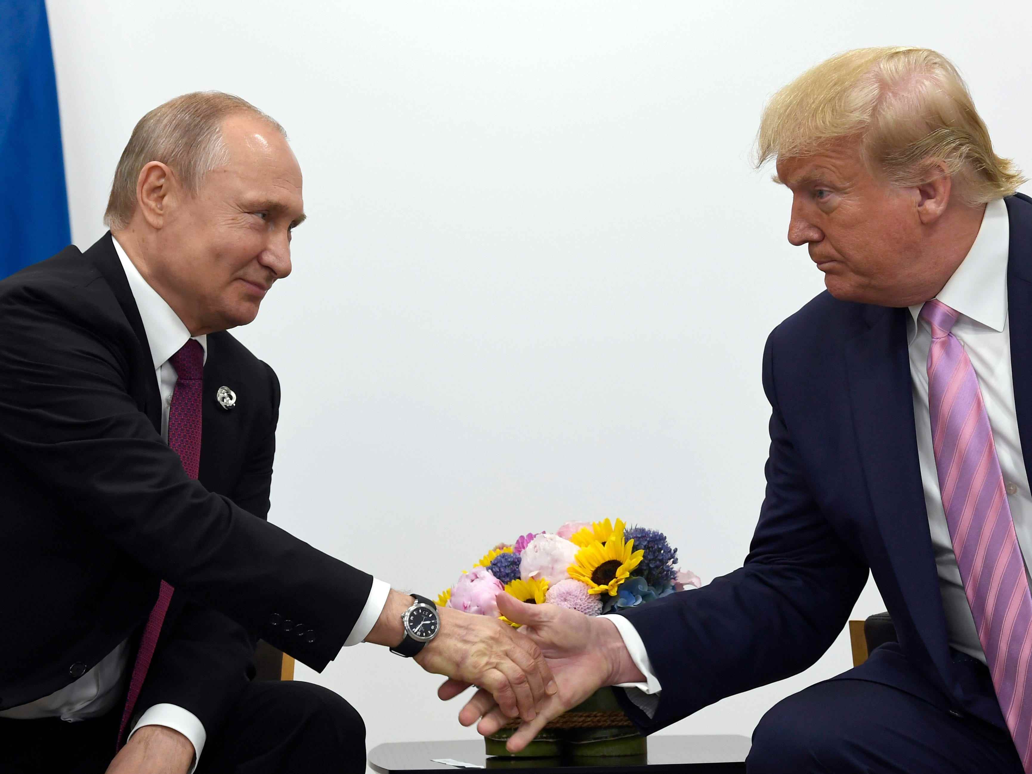 Auf diesem Aktenfoto vom 28. Juni 2019 schüttelt Präsident Donald Trump (rechts) dem russischen Präsidenten Wladimir Putin (links) während eines bilateralen Treffens am Rande des G-20-Gipfels in Osaka, Japan, die Hand.