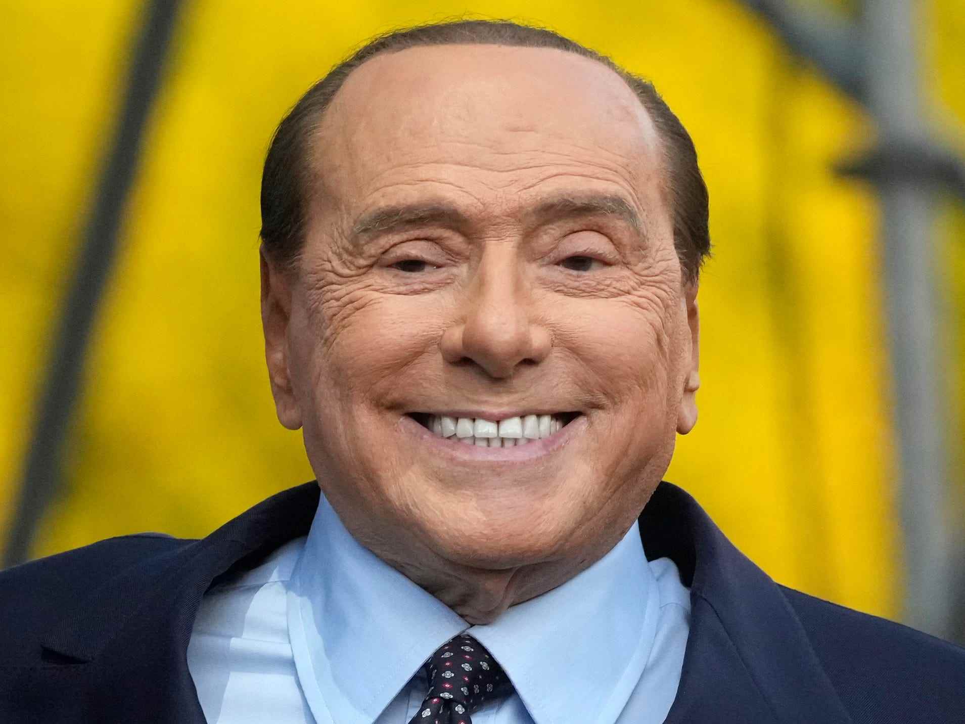 Der Vorsitzende von Forza Italia, Silvio Berlusconi, nimmt am 22. September 2022 an der Abschlusskundgebung der Mitte-Rechts-Koalition in Rom teil.