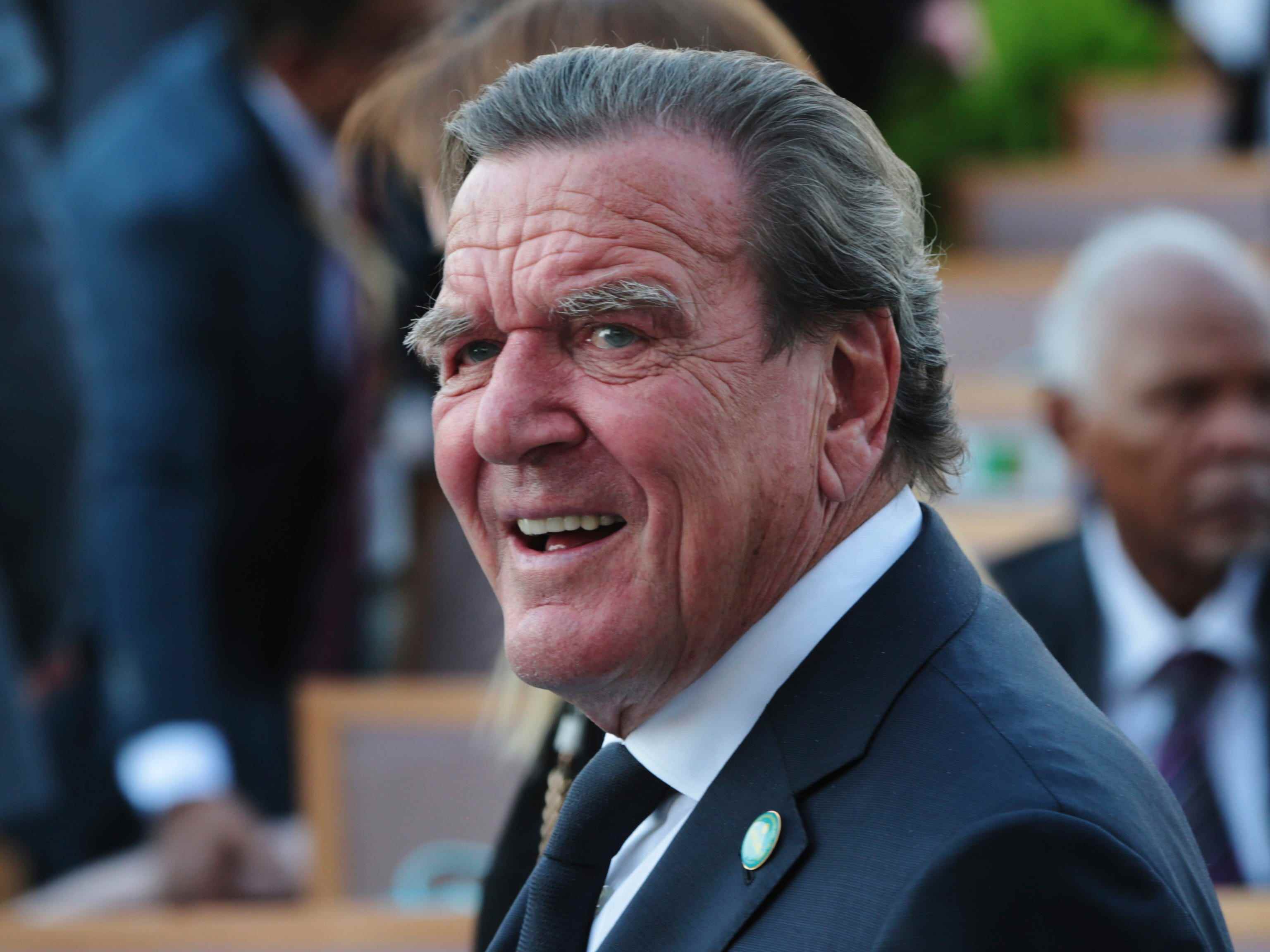 Der frühere deutsche Bundeskanzler Gerhard Schröder steht am Montag, den 9. Juli 2018, vor dem Präsidentenpalast in Ankara, Türkei, vor einer Zeremonie für den türkischen Präsidenten Recep Tayyip Erdogan.