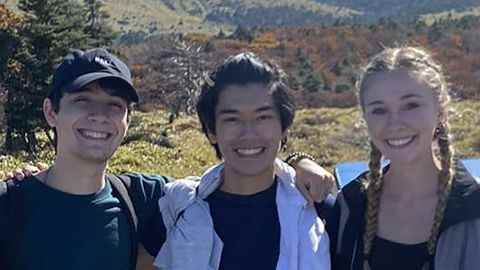 Steven Blesi, Ian Chang und Anne Gieske auf einer Wanderung nach Jeju.