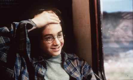 Radcliffe streicht sein Haar zurück, um seine Narbe (und Augenbrauen) in Harry Potter und der Stein der Weisen, 2001, zu zeigen.