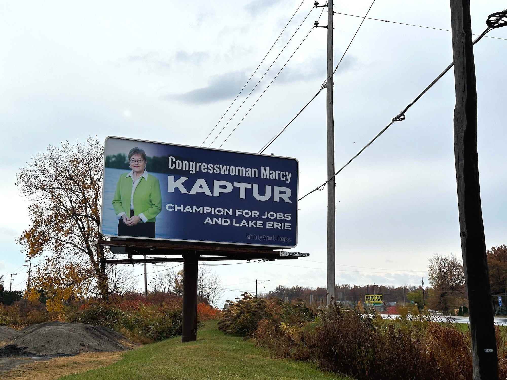 Eine Werbetafel für Kapturs Kampagne in der Nähe von Port Clinton, OH am 26. Oktober 2022.