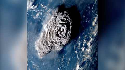 Diese Satellitenaufnahme zeigt, wie die Wolke 100 Minuten nach Beginn der Eruption aussah. 
