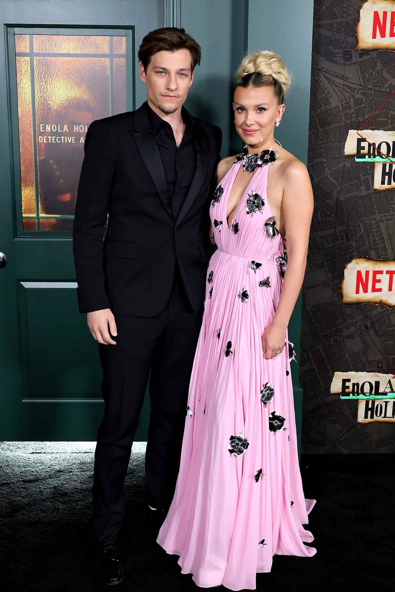 Jake Bongiovi und Millie Bobby Brown bei der Premiere von „Enola Holmes 2“ am 27. Oktober 2022.