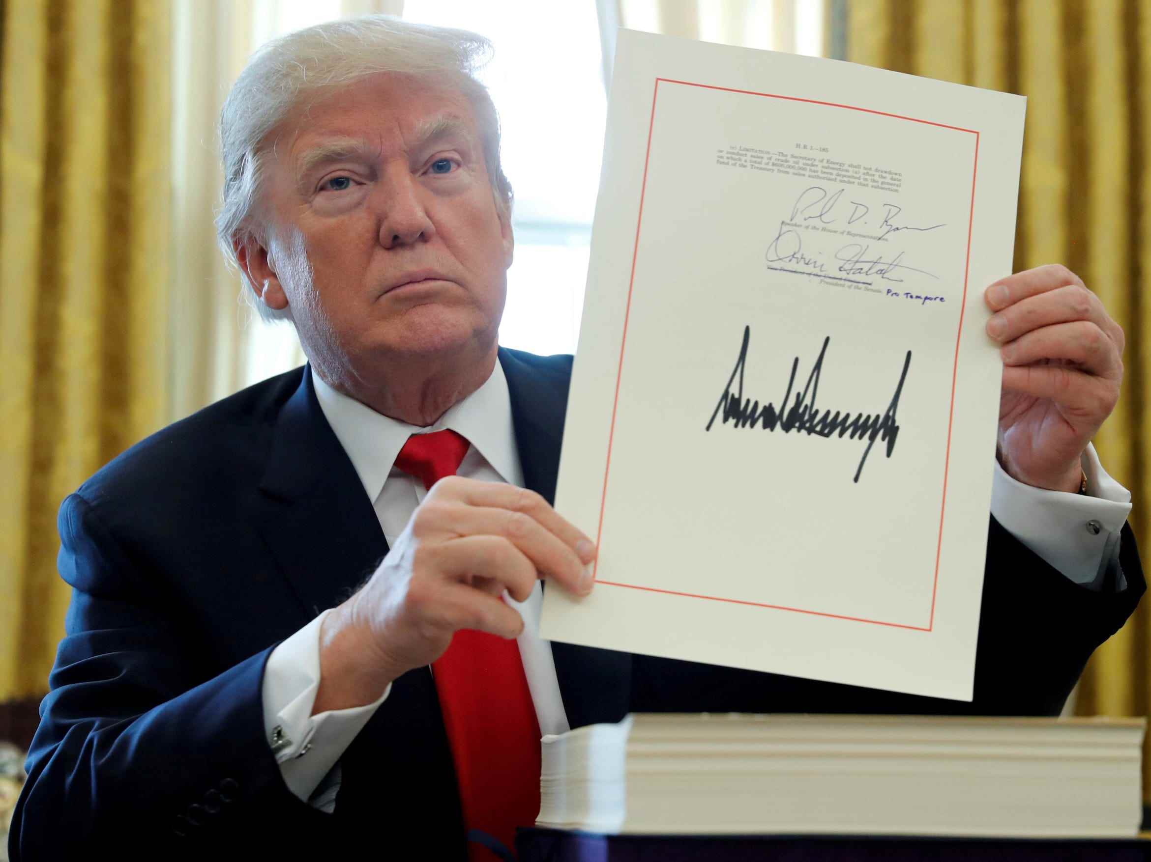 Donald Trump zeigt seine Unterschrift, nachdem er 2017 den 1,5-Billionen-Dollar-Steuerüberholungsplan unterzeichnet hat