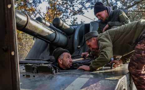 Ukrainische Soldaten arbeiten an einer selbstfahrenden Waffe 2S3 in der Region Cherson.
